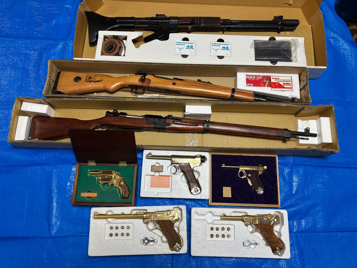 TRANSFLUXION's tweet photo. 久々の新譜、予想外のドサクサ紛れ的共演等、2025年も色々ありました。色々御厄介になった極少数の方達、その他大勢の無関係な人達、まとめて皆様方、良いお年をお迎え下さい。最終寫眞は某祕密基地武裝解除作業にて入手せし品々の一部。 https://t.co/PwzEeYY5sH