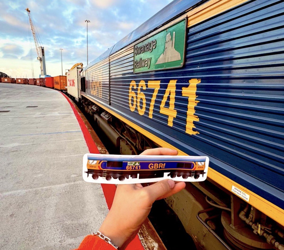 Bessie 🚂 🦡 tweet media