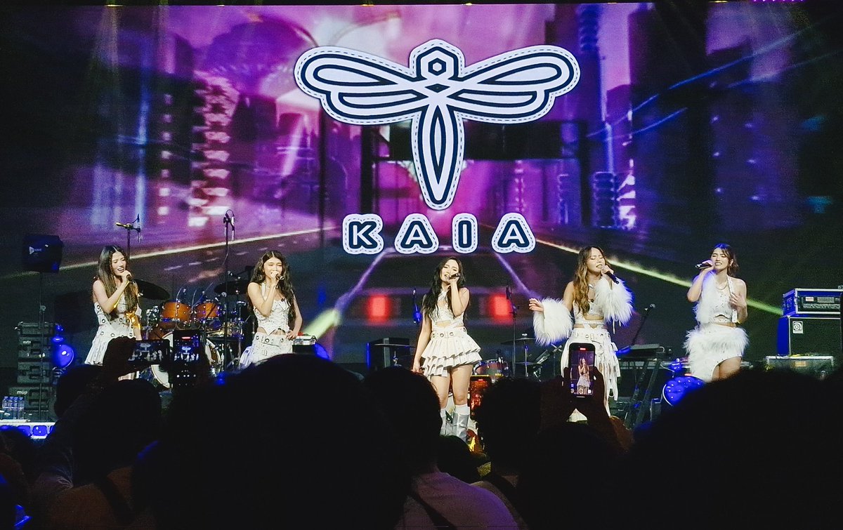 KaiaFanSupport's tweet image. What a rollercoaster ride it has been 🥹 and spending the last few hours of 2025 with these amazing, talented girls has truly been an honor 💕

kayo pa rin ang pipiliin sa 2026 🫶🏻

KAIA AT EASTWOOD NYE
#KAIA #EastwoodNYE2026