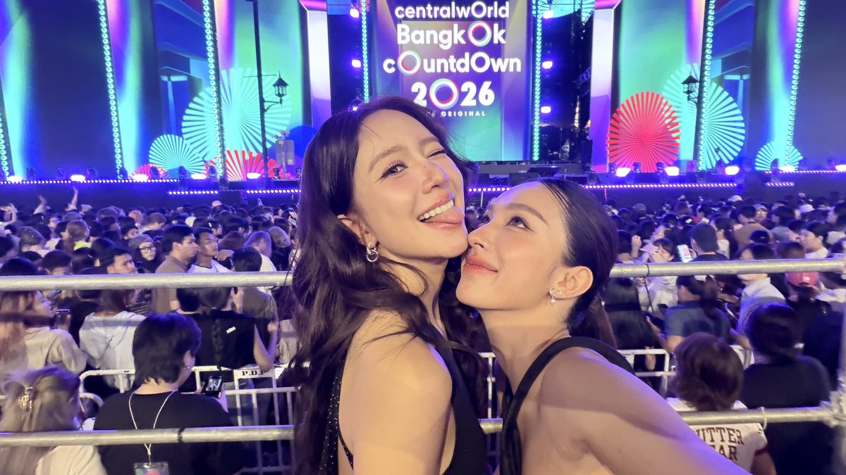 ขอบคุณที่มาให้กำลังพี่จูนกับจ๋องนะคะ เซนทรัลเวิลเดือดมาก สนุกมาก คนเยอะมากกก ดูแลตัวเองด้วยนะคะ 
หาไรกินกันด้วยนะ ถ้าร้อนก็รีบไปตากแอร์ในห้าง ระวังกระเป๋ากันด้วยนะคะ ได้เจอแปปเดียวก็ยังดี งื้อๆๆ ขอบคุณที่ฝ่าผู้คนมาส่งเสียงเชียร์ให้พวกเรานะคะ

วันสุดท้ายของปีแล้ว