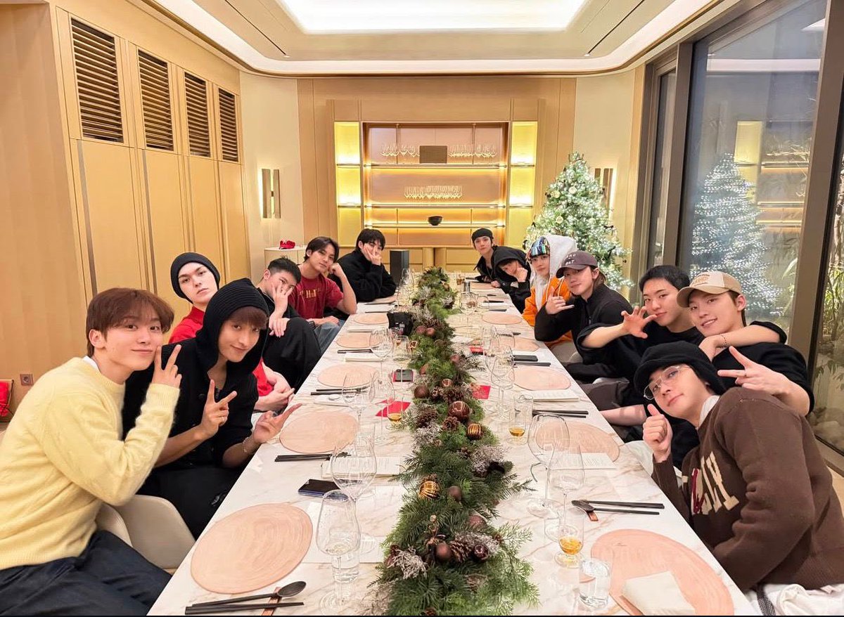 thamithv's tweet image. Seventeen, eu te amo. Vocês salvaram a minha vida. 💎🩵🩷