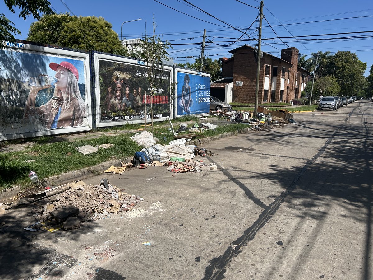 Ayuda <a href="/VivamosVL/">Vicente López</a> y
<a href="/soledadmartinez/">Sole Martinez</a> 
Crónica deposición de residuos en la vía pública. 
Ayer mismo <a href="/VivamosVL/">Vicente López</a> dio por cumplida la Ref: 11230168 sin atenderla - adjunto evidencia.

Qué condiciones se deberían dar para que se retire la basura? Gracias

(ya pasé por el 147 y la app)