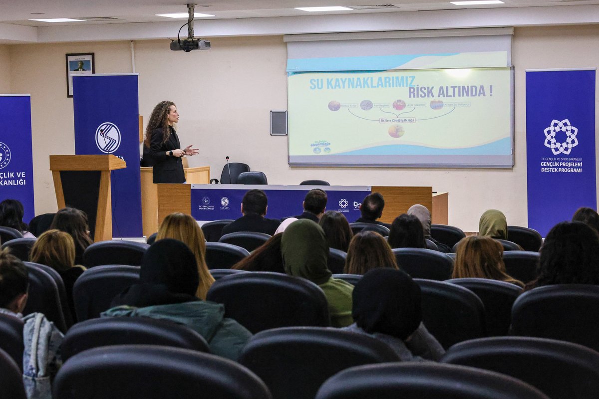 Gençlik ve Spor Bakanlığı destekli “Sapanca İçin Genç Su Elçileri: Su Ayak İzi, Tasarruf ve Davranış Değişimi” projesi eğitimleri kapsamında;
<a href="/SauSociology/">SAÜ Sosyoloji Bölümü</a>’den Handan Akyiğit hocamız “Araştırma Sahasında Etik”,
<a href="/sakaryasaski/">Sakarya SASKİ</a>'den halkla ilişkiler uzmanı Sümeyye Balkaya ise