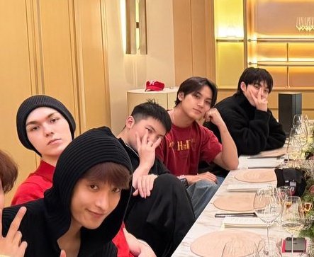 aludraexe's tweet image. vernon, woozi, mingyu, and coups on this side of the table 😭 i hope they dont fight lol 😂😭 i cant help but keep thinking about #that monthly meeting 😭
