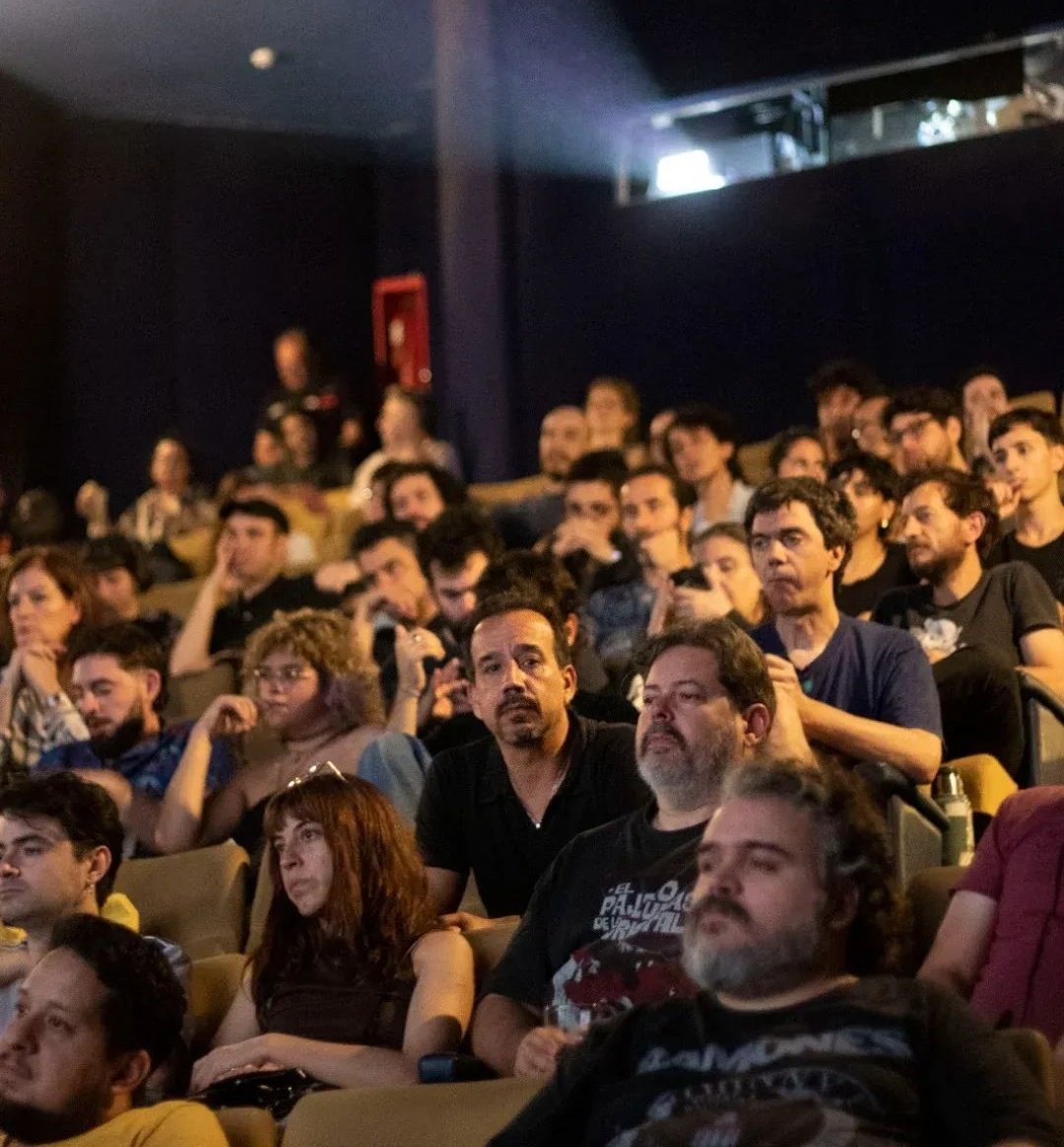 diegot_rror's tweet image. En 2025 habré visto alrededor de 250 películas en salas de cine; la mitad, proyectadas en fílmico (en mi casa apenas habré visto otras cien más, sigo prefiriendo ir a los cines). Es un número promedio de los últimos 10 años de mi vida (excepto en la pandemia), antes veía más. ⬇️