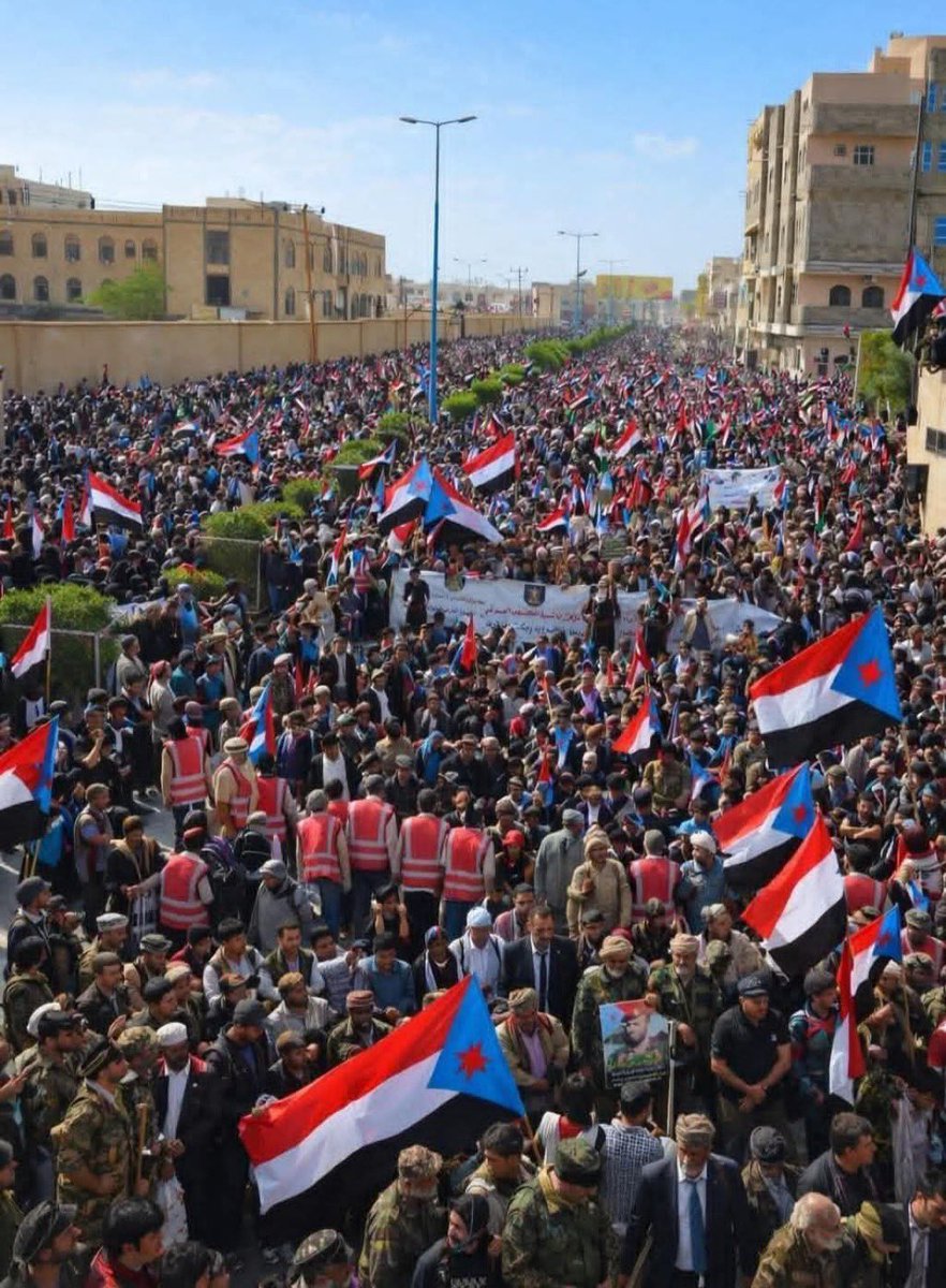 samialjaoni's tweet image. اليوم حاول رئيس مجلس القيادة الرئاسي إقناع السفير الأمريكي بما يمارسه تجاه الشعب الجنوبي ،

فكان رده واضحاً : ضرورة الحفاظ على الأمن والاستقرار في اليمن والتركيز على مواجهة التهديد الحوثي ..

وبالترجمة السياسية المختصرة لما قيل ضمناً :
يا د.رشاد العليمي الشعب الذي تتحدث عنه هو…