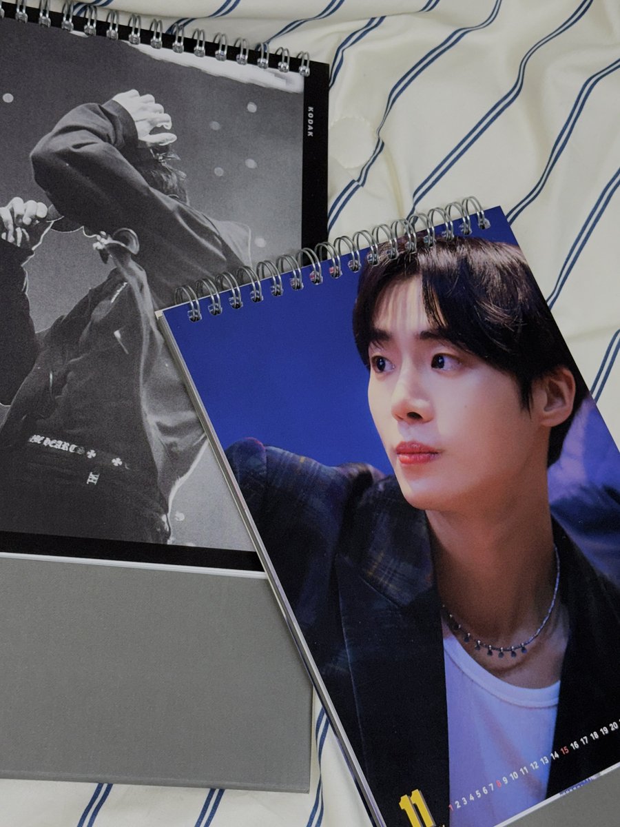 청년에게 선물용으로 급하게 제작해본.. 
2026 달력을 두분께 나눔합니당

RT, 국내주소지한정 

2026년 1월부터 12월로 구성되어, X 미공개컷 + 12월25일차 무인사진까지 포함된 달력입미다 :) 당발은 무인 일정이 다 끝난 후 진행합니다 

다들 새해 복 많이 받으세용 🫶🏻