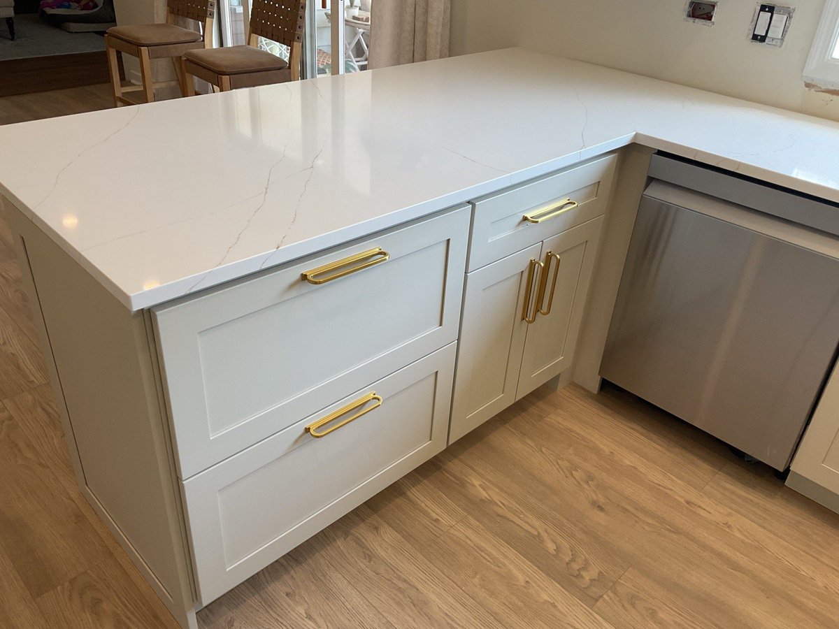 masterscounters's tweet image. This kitchen was completed with Quartz Calacatta Sol, featuring a soft white base and delicate, flowing veining that pairs beautifully with light cabinetry and warm hardware. The result is clean, cohesive, and timeless. 
zurl.co/NO9gh #countertops #quartz