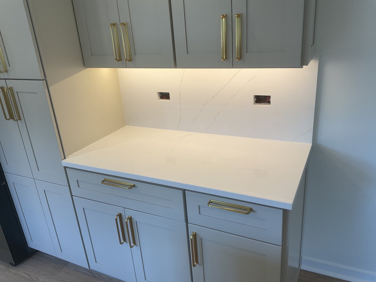 masterscounters's tweet image. This kitchen was completed with Quartz Calacatta Sol, featuring a soft white base and delicate, flowing veining that pairs beautifully with light cabinetry and warm hardware. The result is clean, cohesive, and timeless. 
zurl.co/NO9gh #countertops #quartz