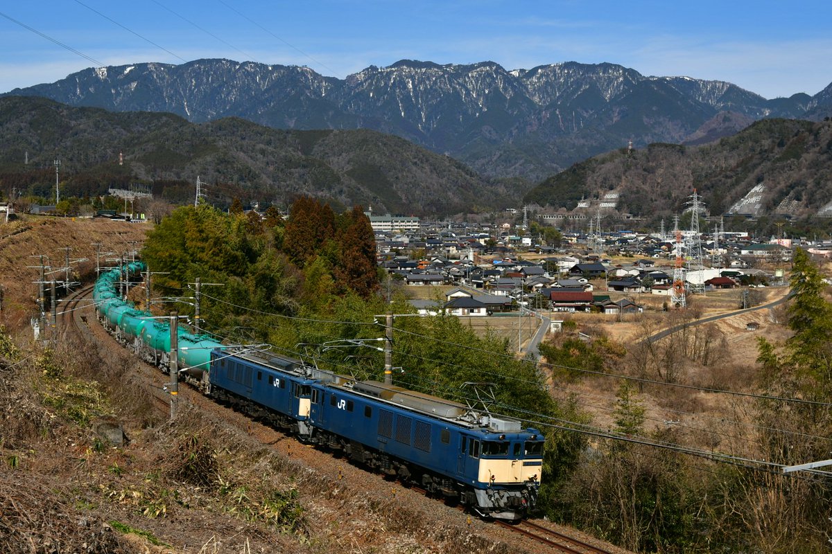 peachbear485's tweet photo. 2025年も残り僅かなので…
今年撮影分から、消えた被写体４枚を振り返り

①貨物のついででもあまり撮ってなかった311系
②順光で走る良いスジだった8084レのEF64重連総括
③三保三隅で撮りたい、と1カットのために遠征したDD51なにわ
④定期運用では道内から消えてしまった北海道色キハ40@尺別の丘 https://t.co/G5jItoIFho
