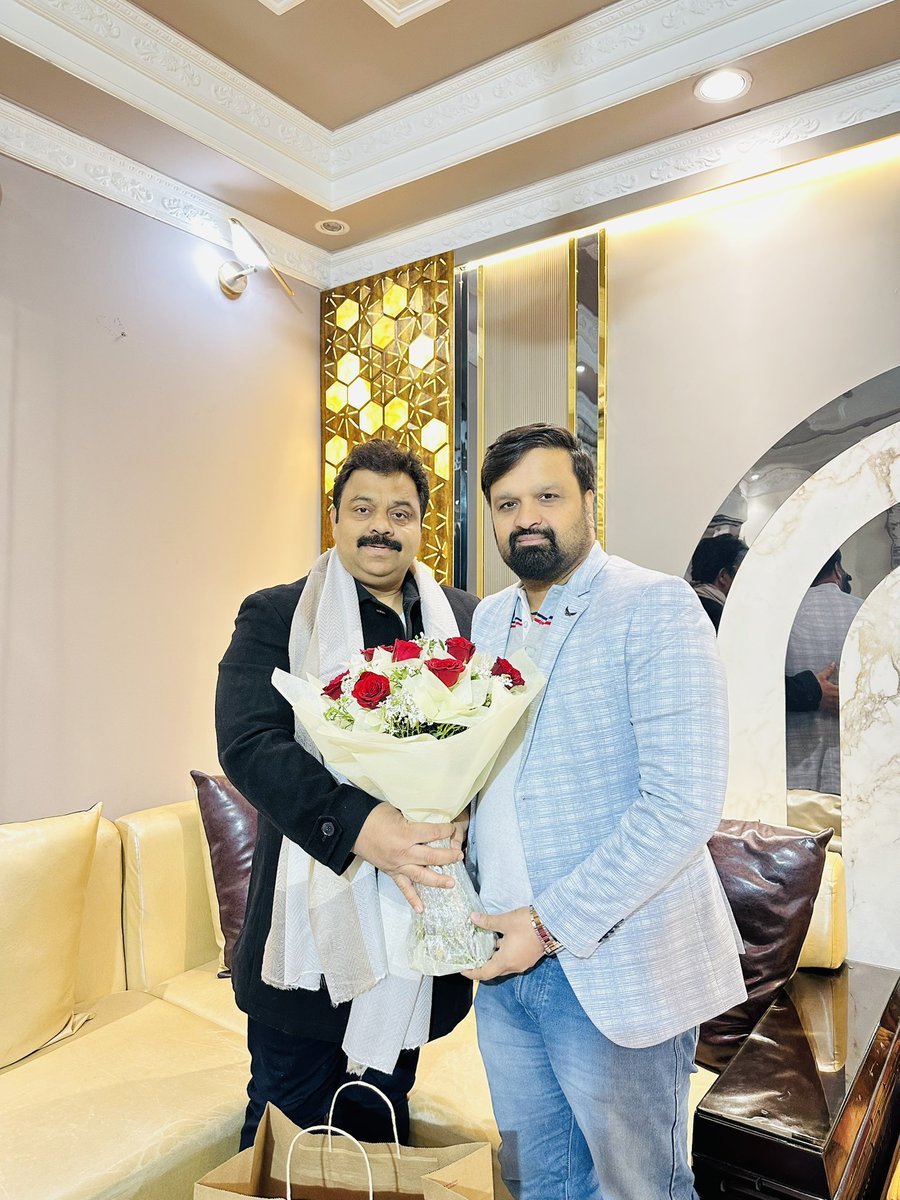 आज हमारे दिल्ली अल्पसंख्यक विभाग के मज़बूत साथी सुप्रीम कोर्ट के वकील नवनियुक्त महासचिव श्री सिताब अली चौधरी ज़ी अपनी टीम के साथ मेरे निवास स्थान पर आए और सभीं ने नए साल की शुभकामनाए दी मैंने उनको महासचिव बनने पर बधाई दी सिताब जी दिल्ली अल्पसंख्यक विभाग को दिल्ली में मज़बूत