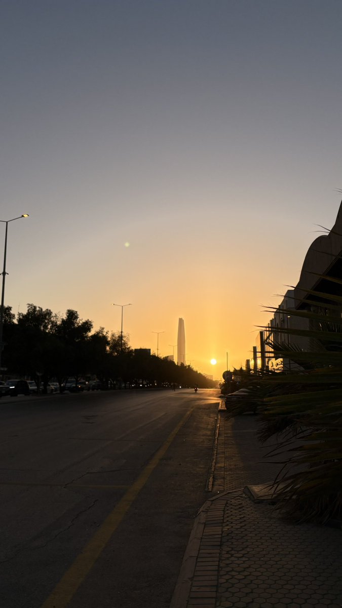 huntrore's tweet image. ما أبي شمسك يواريها مغيب ☀️