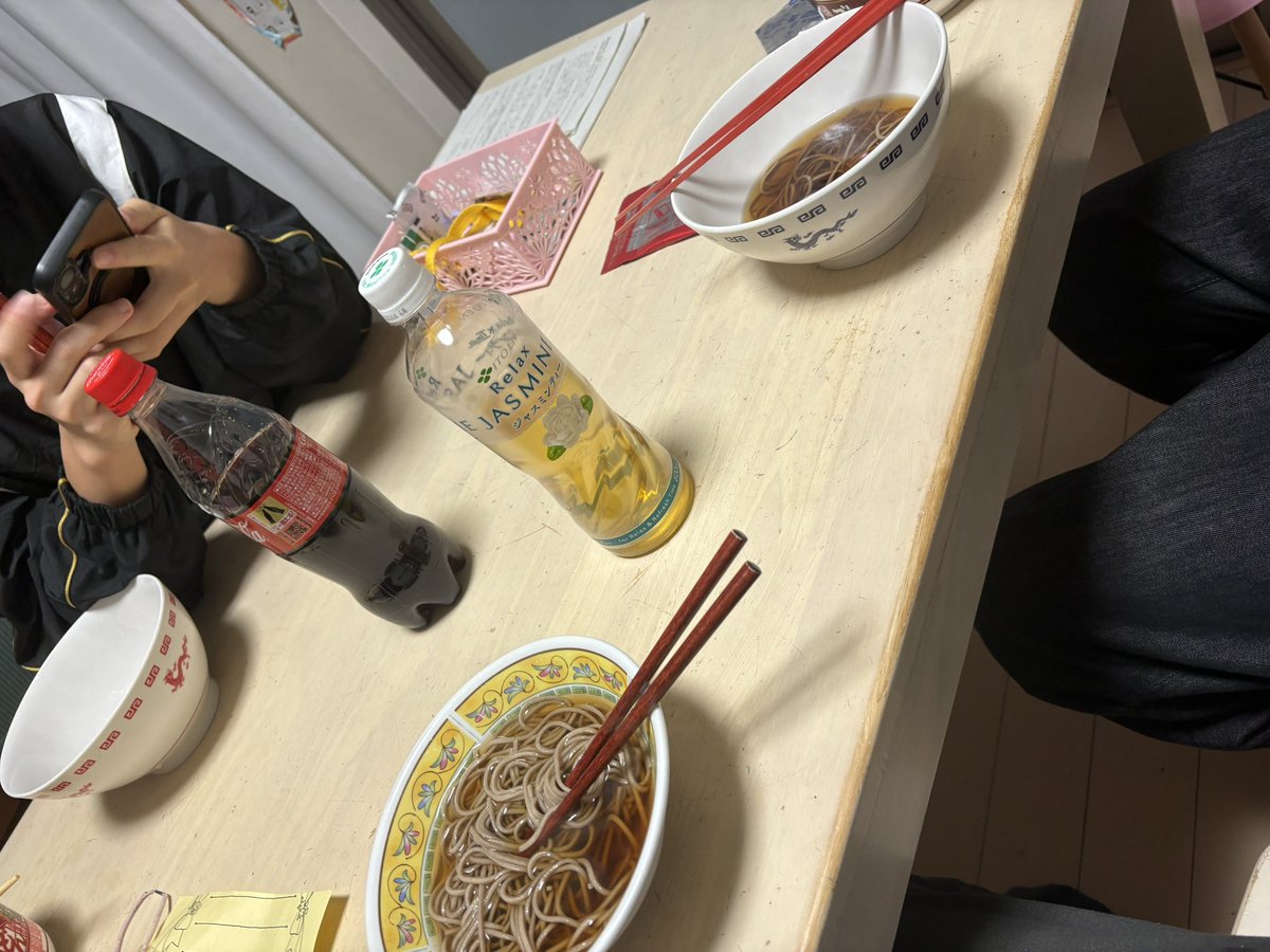 Chiroru_micomet's tweet image. 友達と年越し蕎麦
具材はなしです笑