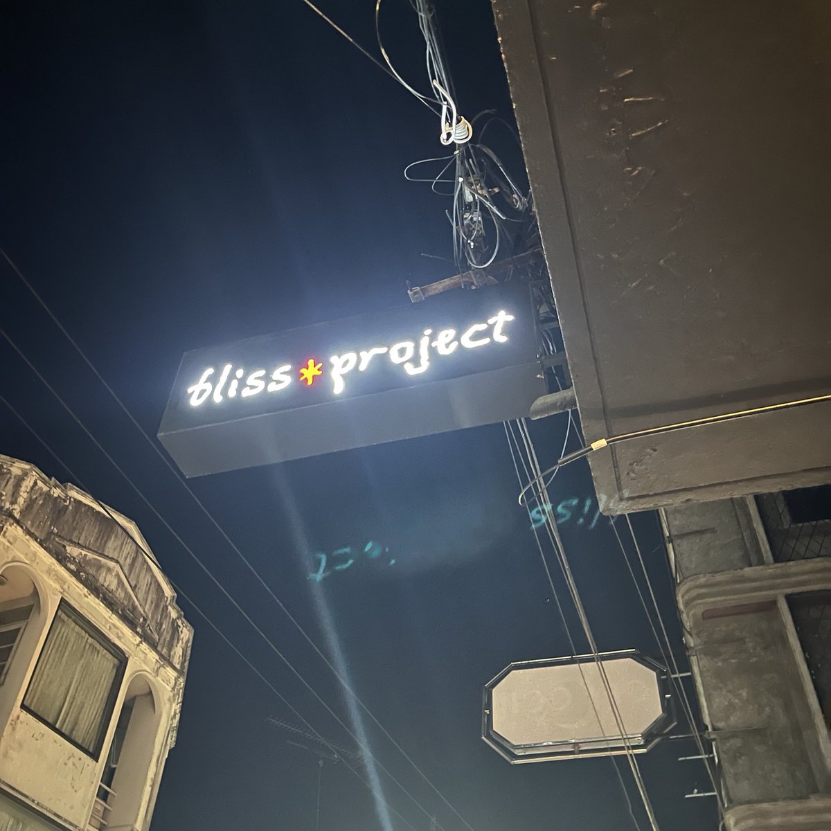 itskhimkp's tweet image. ส่งท้ายปีนี้ด้วยการมาดูหนังที่ bliss project เป็น micro cinema แห่งแรกในจันทบุรี ดีใจมาก ๆ ที่บ้านเกิดตัวเองมีสิ่งนี้ 🤍 เพราะคงมีหนังหลากหลายมาฉายเพื่อให้เข้าถึงผู้ชมมากขึ้น