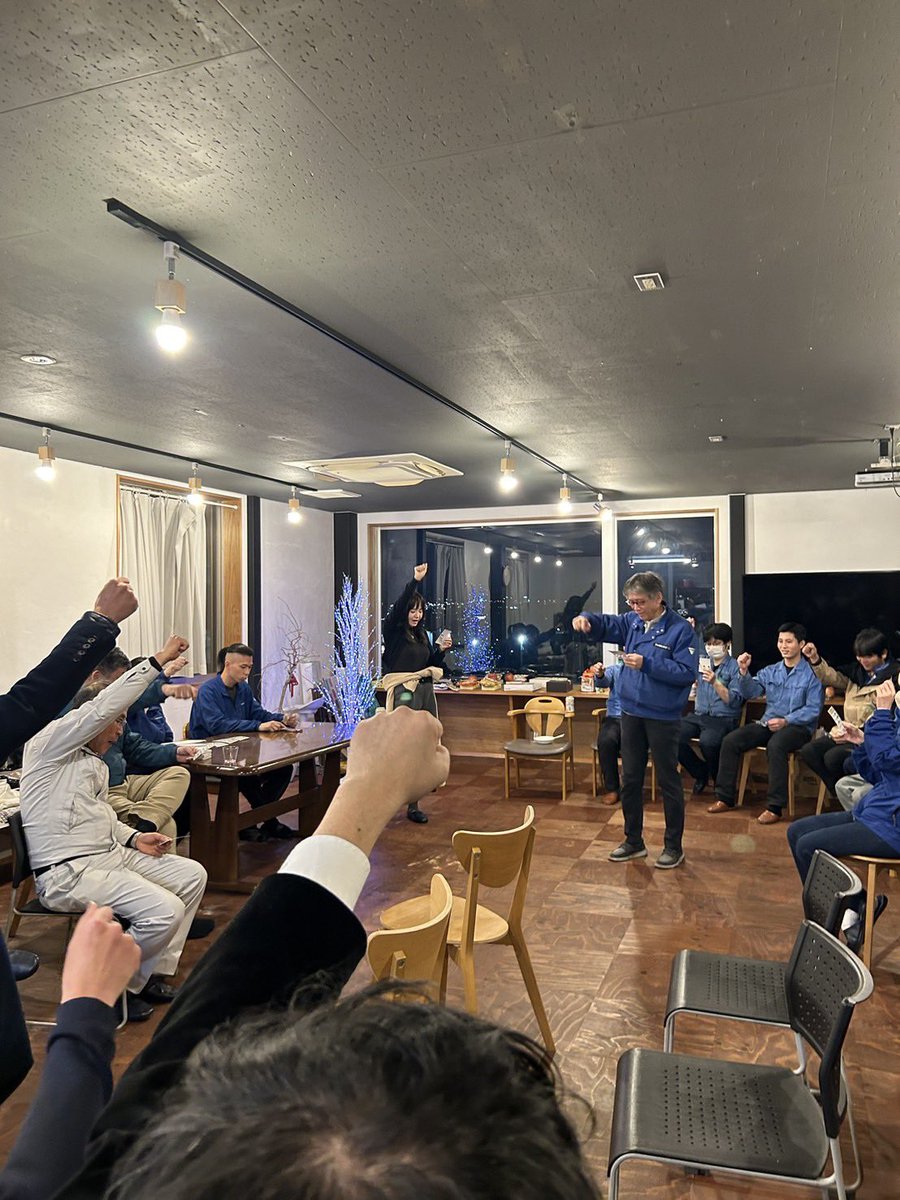 IWATATOOL's tweet photo. 26日ですが、今年も餅つきで終了。イワタツールの社員の他、フリーランスの関係者や共同開発メンバーの参加も。地元の方メインのはずが遠方参加者が。次回はさらに増えそう
相変わらず厳しい時期ですが、来年に向け仕込みは進んでます
皆さま良いお年を！
#今年のビンゴの景品例年より良かったらしい。 https://t.co/Oszx9rUfBW