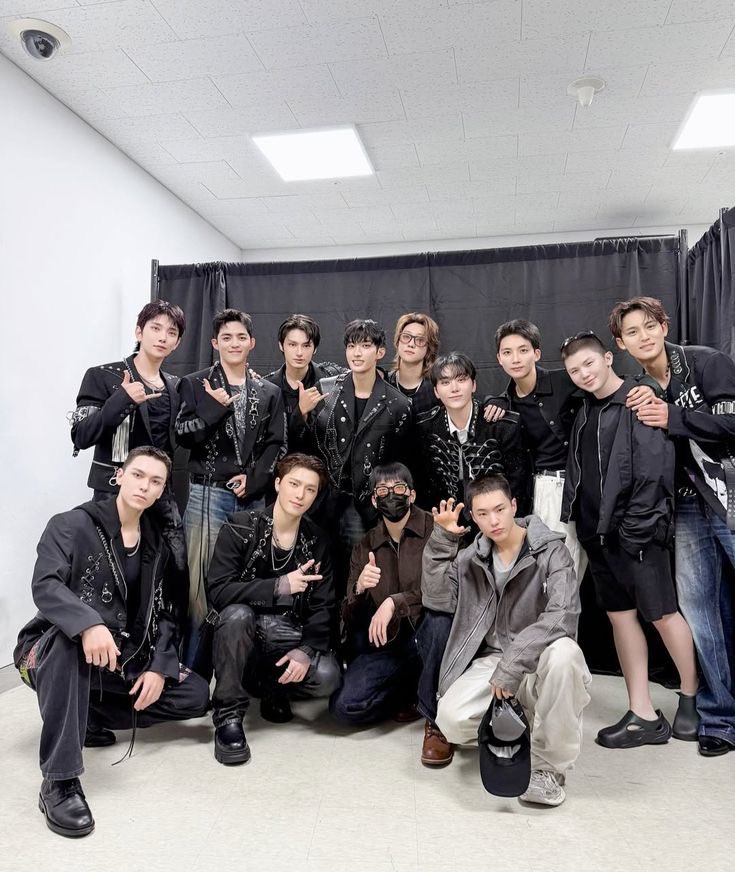 lovrehani's tweet image. WE LOVE OUR SEVENTEEN OT13 PICS 😭😭