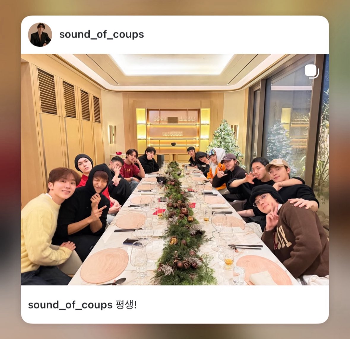 minghaocheoI_'s tweet image. THEIR CAPTIONS FOR THE OT13 PIC. IM CRYNFFJF

🍒: forever/for life!
⚔️: let's love forever 🤍
🦦: i love you my hyungs 🫶❤️

never separate them pls 😭😭😭😭😭😭 I LOVE YOU MY SVT 😭😭😭😭