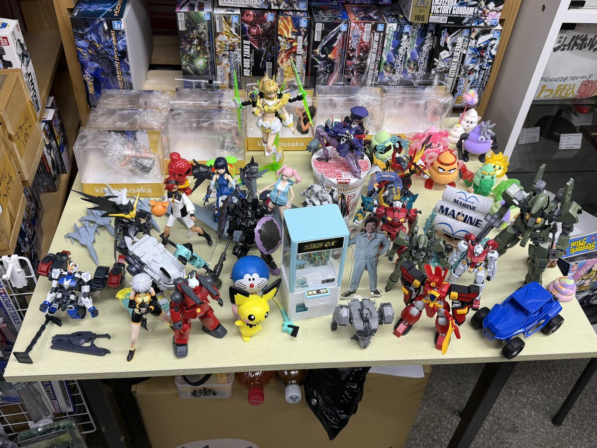 大晦日恒例！プラモ塾さんでプラモ締めしてきました🙌✨

積みプラ交換会はどんどん大きくなって、ダンボール詰め合わせ交換に！！
机の下の箱は160サイズがごろごろ並んでます笑

かき揚げくじで運試ししたり…
プラモドラフトもしたり…
山盛りプラモ作りました😊

今年も残り1時間！良いお年を✨