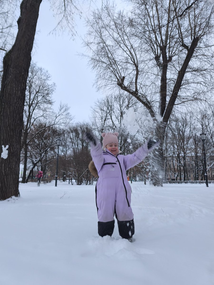 В Питер подвезли немного снега