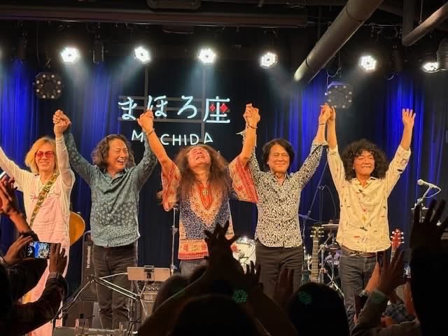 昨夜のQUEENESS「まほろ座の夜」は満員のお客様と共に盛り上がりました。また、直前の無茶振りにも関わらず全力で歌ってくれたDio Kenには感謝しかありません。2025年も弾き納め。
関わっていただいた皆様、ありがとうございました。
来年もよろしくお願いいたします。
良いお年をお迎えくださいませ。