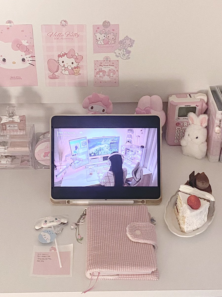 pinklovepotions's tweet image. 2025년 잘가…ㅠ (feat. 딸기케이크)