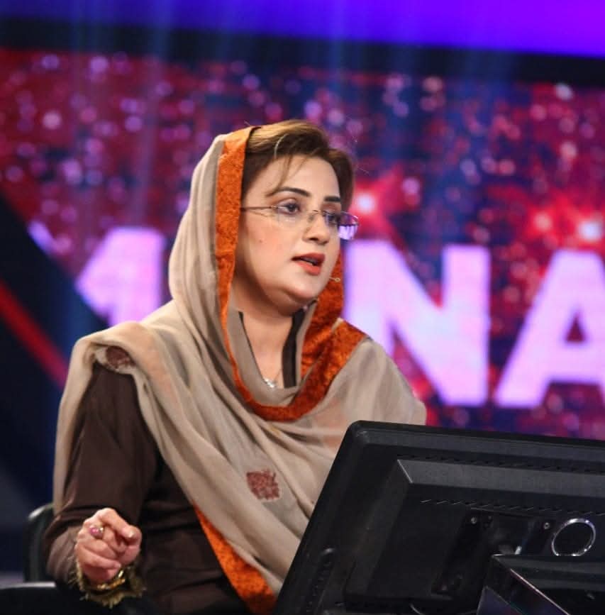 Hasnat_A_Koot's tweet photo. وزیر اطلاعات پنجاب عظمیٰ بخاری صاحبہ جس طرح کام کر رہی ہیں پورا پنجاب ان کو دعائیں دیتا ہے کیونکہ انہوں نے ایک عام شہری کی آواز بن کر ان کے مسائل سنتی ہیں ایک عام شخص ان کے جاری کردہ وٹس ایپ پر اپنے مسائل بھیجتا ہے اور عظمیٰ بخاری صاحبہ اس کو فوری حل کرواتی ہیں ، ان کے خلاف ایک کل کے لونڈے نے جو زبان درازی کی ہے جس کا بطور پنجاب کا ایک شہری میں شفیع جان پر بے شمار لعنت بھیجتا ہوں
#StandWithAzmaAgainstMisogyny