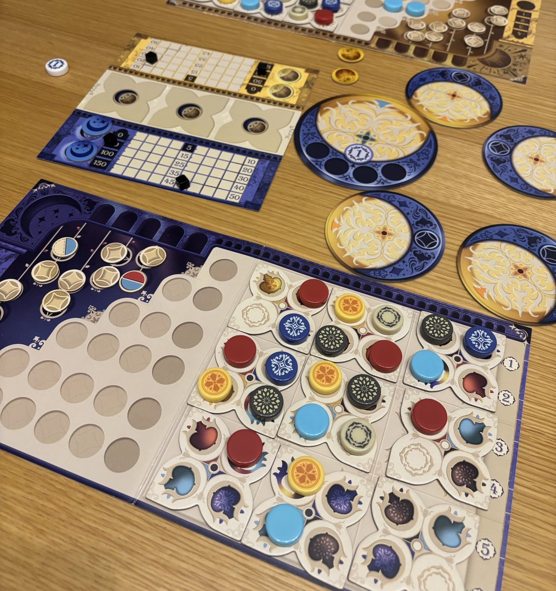 #妻とボドゲ
#アズールデュエル 

今年最後のボドゲはアズールデュエル！
96対119で負け悲しい😭

1年間の対戦成績は
26勝26敗1分けでまさかのイーブン！
来年は勝ち越す🔥そして継続的に年間50ボドゲくらいやりたいな🙄🙄