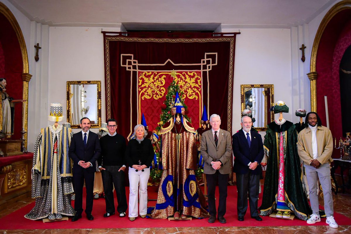 La concejala de Fiestas, Teresa Porras, junto al presidente de la <a href="/cofradiasmalaga/">Agrupación de Cofradías de Semana Santa de Málaga</a>, José Carlos Garín; y el diseñador malagueño <a href="/Jesus_Segado/">Jesús Segado Costura</a>, ha presentado los trajes de Sus Majestades los Reyes Magos de la Cabalgata del 5 de enero.

Más información 👉 malaga.eu/el-ayuntamient…