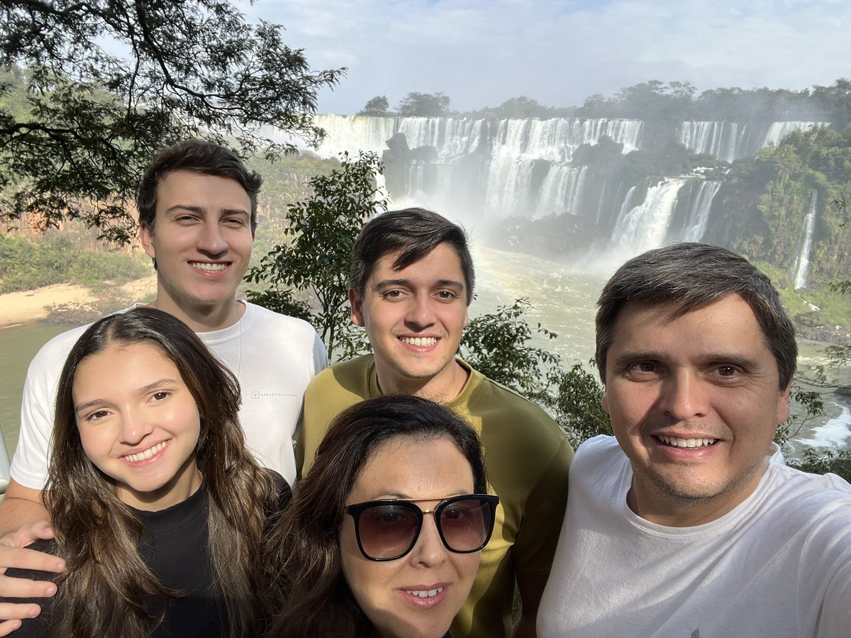 No começo de um novo ano, escolhemos agradecer.Que Deus traga luz onde há caos, organize nossos passos, renove a fé, fortaleça os sonhos e nos dê coragem para recomeçar.Assim como no princípio, que algo novo nasça em nós.Seguimos confiando no que Ele ainda vai criar com fé. ✨🙏