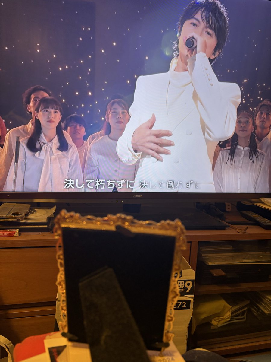 deepred43's tweet image. おかん、福山雅治様やで
見えるか？
#紅白歌合戦2025