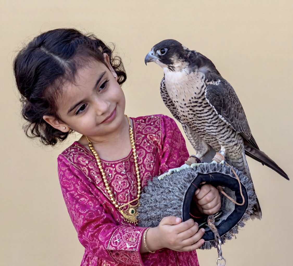 EmiratiEssence's tweet image. Afra Al Marar an Emirati child captured attention through her dignified presence at the Fazza Falconry Championship🇦🇪

stands among the cherished pursuits of UAE embodying an ancient heritage and representing the most renowned traditional championship under the patronage of Fazza