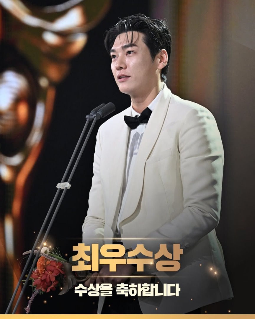 kdrama_menfess's tweet photo. Selamat kepada aktor Kim Youngkwang telah memenangkan kategori Best Actor di KBS Drama Awards 2025 🤍

•kdm• https://t.co/aqEV4ZNAcQ