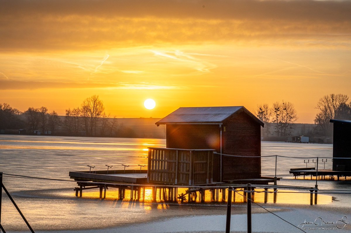 Meteovilles's tweet image. 🥶 Lever de soleil glacial sur l'étang de Welschhof gelé à Puttelange-aux-Lacs en #Moselle ce matin du mercredi 31 décembre 2025. On relevait -9°C à l'aube ! (photo Les Carnets de Moselle-EST)