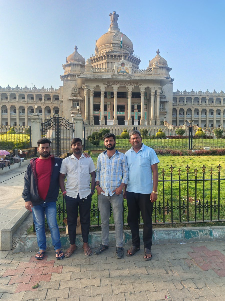 mgp4887's tweet photo. ಗೆಳೆಯರ ಜೊತೆಗೆ ನಮ್ಮ ಹೆಮ್ಮೆಯ ವಿಧಾನಸೌಧದ ಎದುರಿಗೆ ಪಟ https://t.co/pdqdFi5hPr