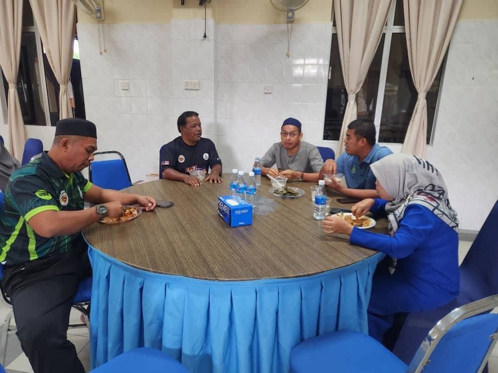 BesutPbsd's tweet photo. MEMBUKA TIRAI TAHUN BARU 2026
(MAJLIS TAUTAN KASIH PBSD BESUT 2025)

BESUT (31 Disember 2025) – Pejabat Belia dan Sukan Daerah (PBSD) Besut telah menganjurkan Majlis Tautan Kasih PBSD Besut 2025 bersempena sambutan Tahun Baharu 2026 https://t.co/FfeyPU0816