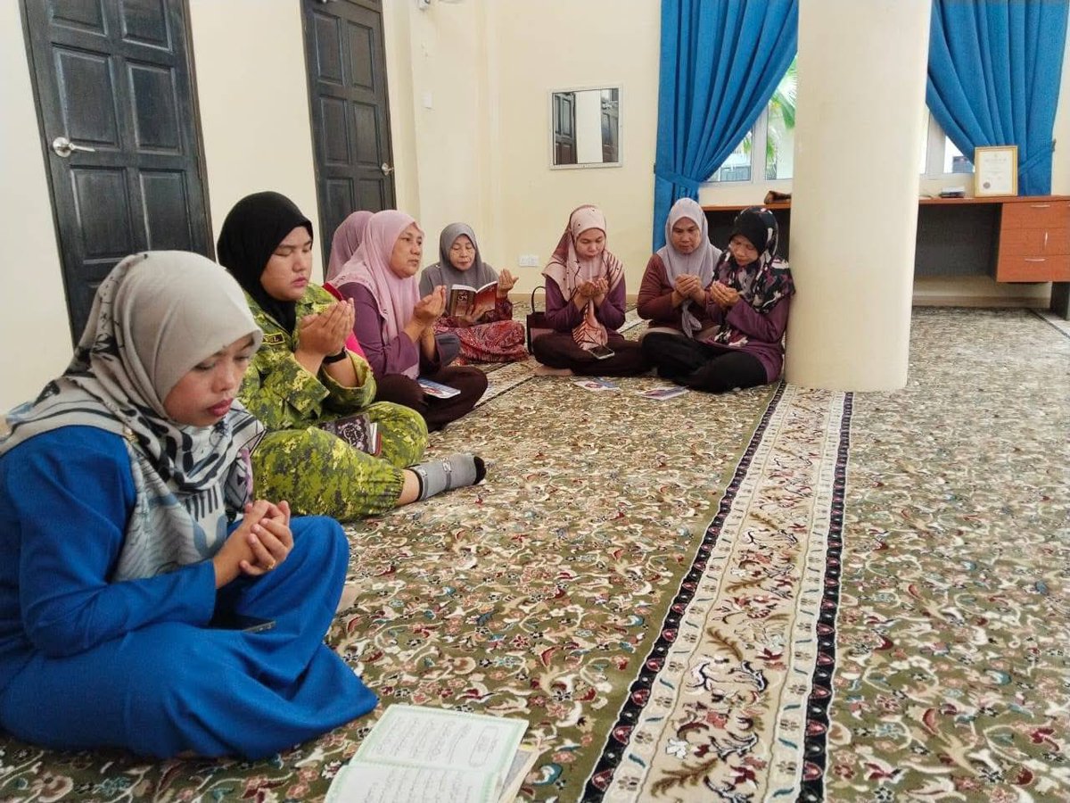 BesutPbsd's tweet photo. MEMBUKA TIRAI TAHUN BARU 2026
(MAJLIS TAUTAN KASIH PBSD BESUT 2025)

BESUT (31 Disember 2025) – Pejabat Belia dan Sukan Daerah (PBSD) Besut telah menganjurkan Majlis Tautan Kasih PBSD Besut 2025 bersempena sambutan Tahun Baharu 2026 https://t.co/FfeyPU0816
