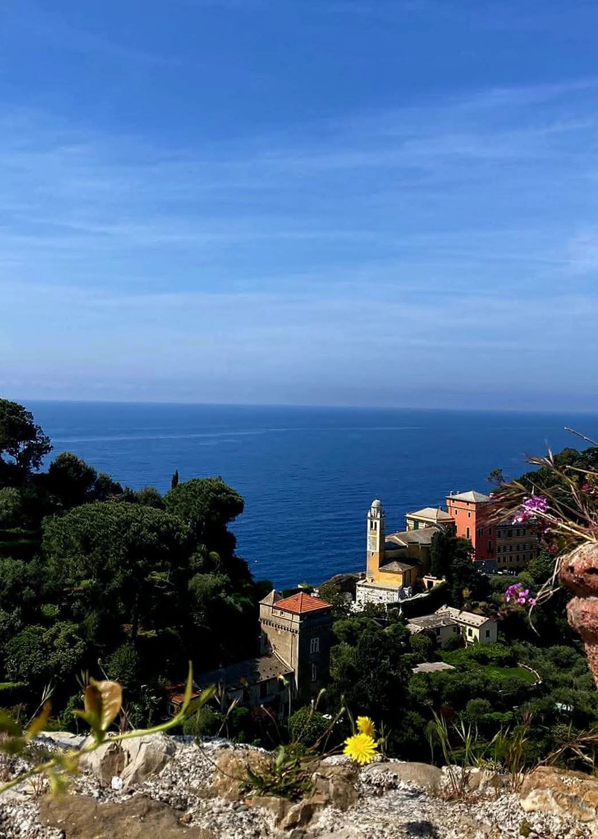 #CapodannoInsieme 

Vecchia ragazza come va? Beato chi ti conosceva già 
prima che ti andasse via dagli occhi tutto quel mare
quando ogni giorno pareva un anno…

#DeGregori 
#SalaLettura