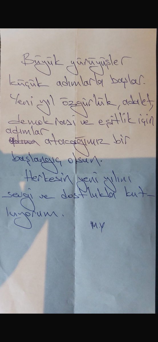 Büyük yürüyüşler küçük adımlarla başlar. Yeni yıl özgürlük, adalet, demokrasi ve eşitlik için adımlar atacağımız bir başlangıç olsun.
Herkesin yeni yılını sevgi ve dostlukla kutluyorum.