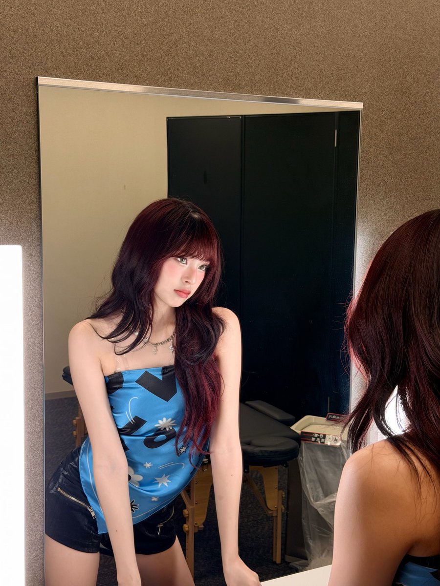 ถึงกับร้องโอ้โหหหหหห ท่าโพสต์ จริต อินเนอร์ ทะลุกระจกมาก แม่จะอยู่ยังไงอะ 🫨🫨🫨