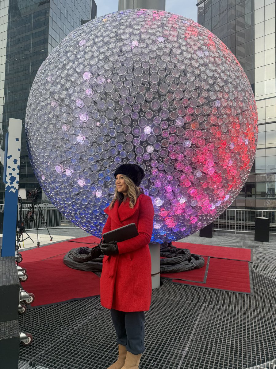 Ginger_Zee's tweet photo. Coldest ball drop in eight years here and Times Square ahead of us tonight… https://t.co/z7xureoui8