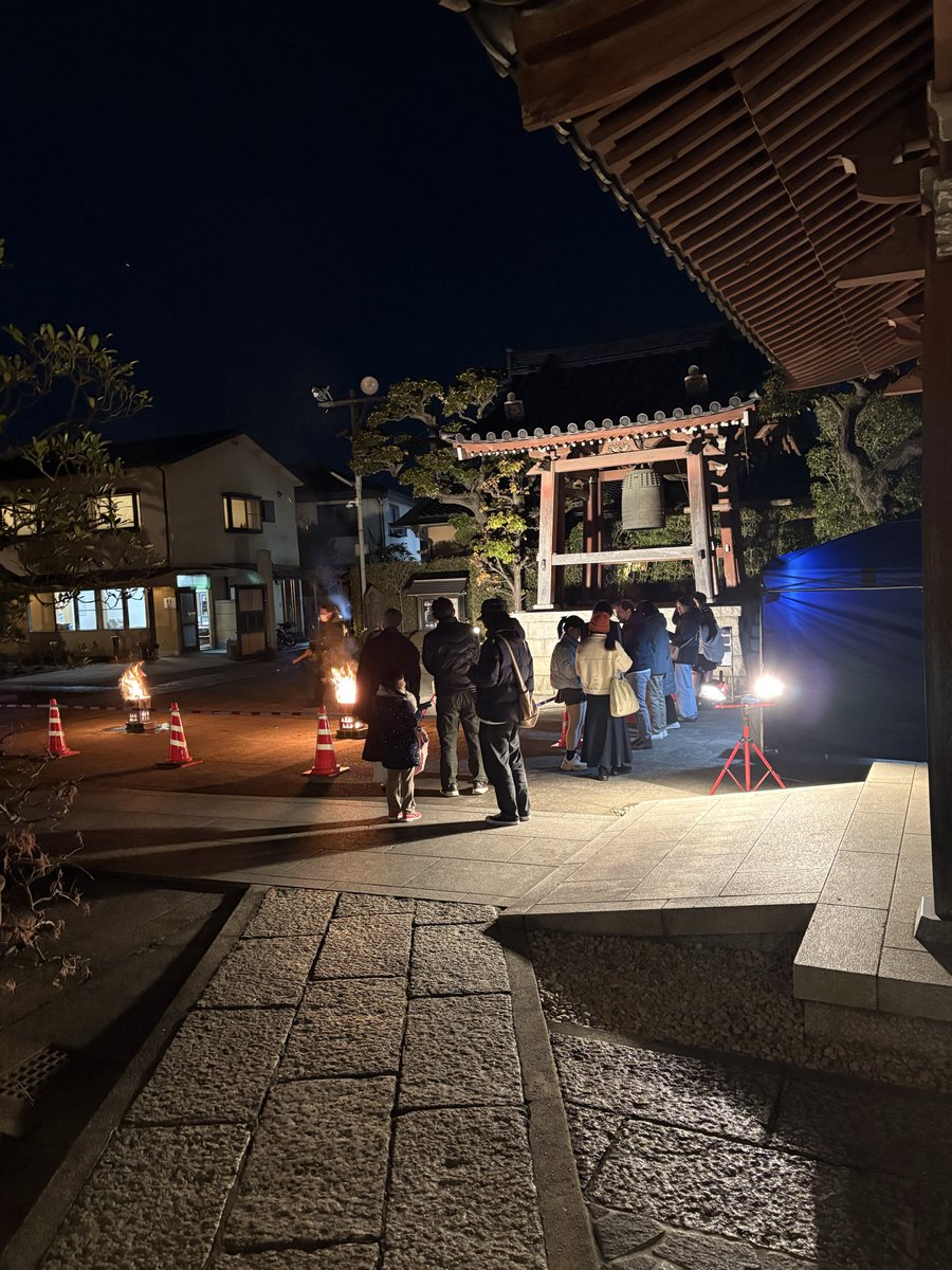 SYotugi's tweet photo. 🔔まもなく除夜の鐘の打鐘を開始いたします。
どうぞお気をつけてお越しください。
皆さまのお参りをお待ちしております。

#西光寺 #除夜の鐘 #年越し https://t.co/NsouEWOQY7