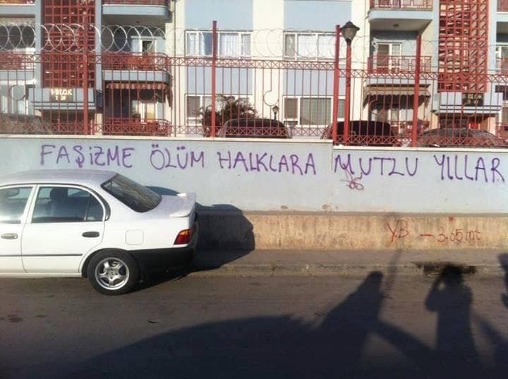 2013 bitmiş, 2014'e girecektik. Öyle bir yıldı ki aklımıza geleni zaten duvara yazıyorduk. Henüz ölmemiştik de Kızılay'a kadar yaza yaza gittik. Faşizme ölüm halklara mutlu yıllar. Daha iyi seneler diliyorum
