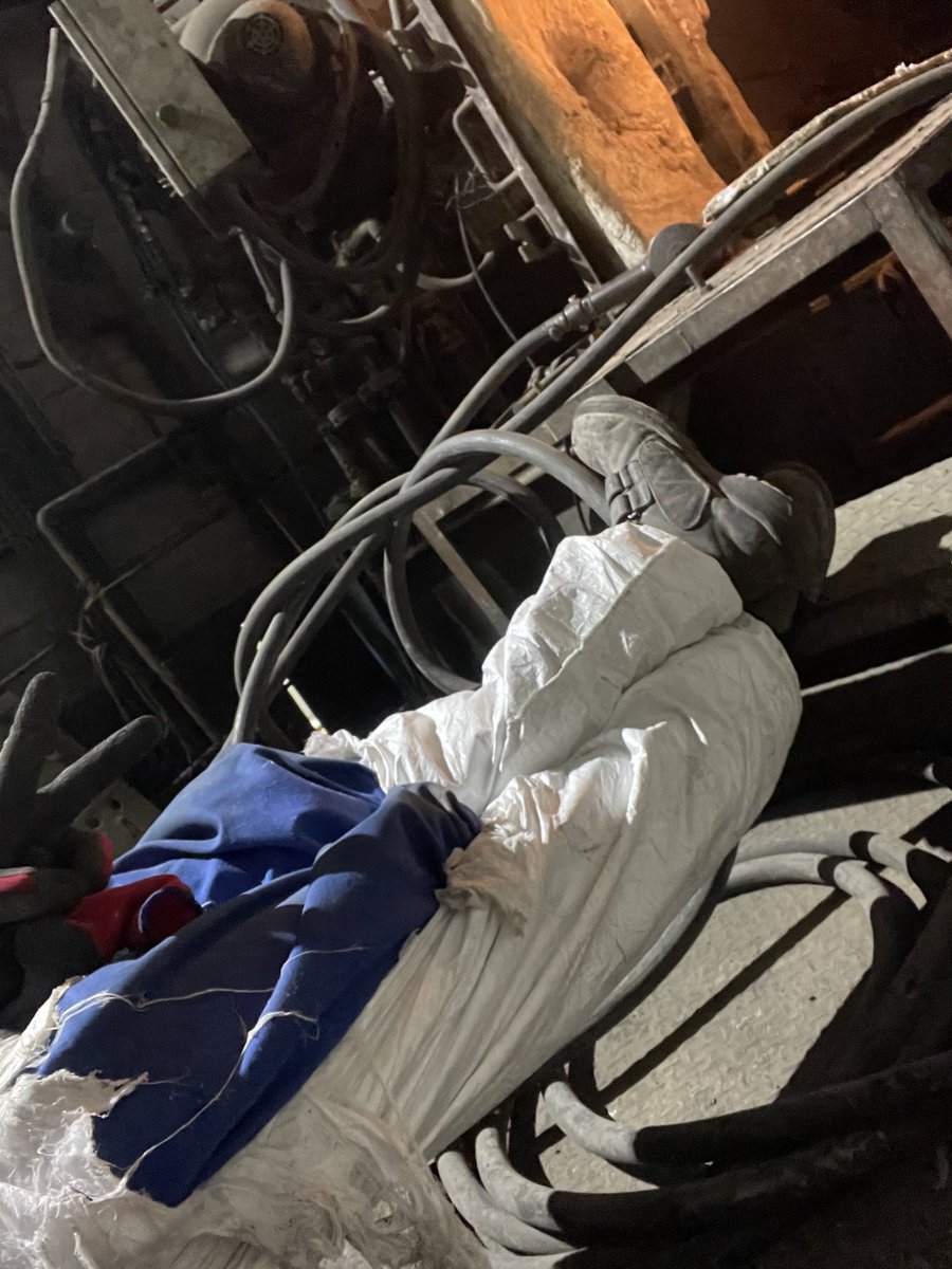 地下労働施設でハツりやりながら年越しする僕に優しい言葉お願いします。
皆様、来年も宜しくお願いします。