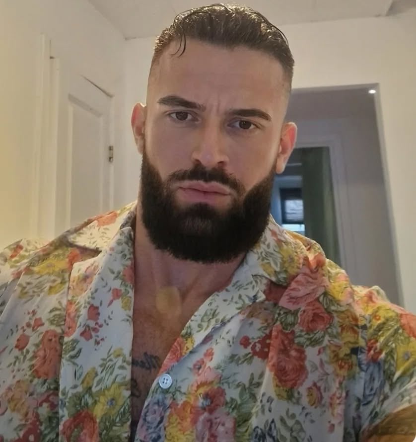 james_ibiza's tweet photo. Come kiss me… press your lips to mine, then slide your hands up and feel these hard, hairy pecs flex under your palms 😘💪 https://t.co/yY9XYAMvnT