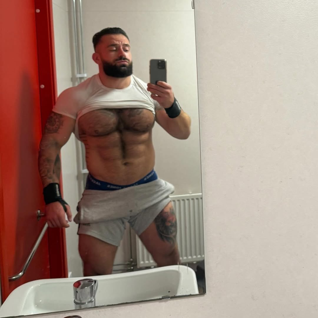 james_ibiza's tweet photo. Come kiss me… press your lips to mine, then slide your hands up and feel these hard, hairy pecs flex under your palms 😘💪 https://t.co/yY9XYAMvnT