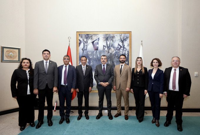 eminokanokyay's tweet photo. Genel Başkanımız Oğuz ÖZAT, Yönetim Kurulu üyelerimiz ve Ankara İl Başkanımızdan oluşan ekiple, Sayın Millî Eğitim Bakanı Prof. Dr. Yusuf TEKİN’i makamında ziyaret etmiştir.

Gerçekleştirilen görüşmede, öğretmenlerimizden ve eğitim çalışanlarından sahadan gelen sorunlar ile çözüm önerilerini içeren kapsamlı talep dosyamız Sayın Bakan’a sunulmuştur.

Sayın Bakan’ın taleplerimizi dikkatle dinlemesi ve eğitim çalışanlarının sorunlarına yönelik iş birliği vurgusu, sendikamız açısından önemli ve değerli görülmektedir.

Nazik kabulleri ve ilgili yaklaşımları dolayısıyla Sayın Millî Eğitim Bakanı Prof. Dr. Yusuf TEKİN’e teşekkür ederiz.

Ziyaret sırasında sunulan ve taleplerimizi içeren dosyamıza sendikamızın resmî web sitesi üzerinden erişim sağlayabilirsiniz.

📌 https://t.co/9Q5NW2sKMp…

@tcmeb 
@Yusuf__Tekin