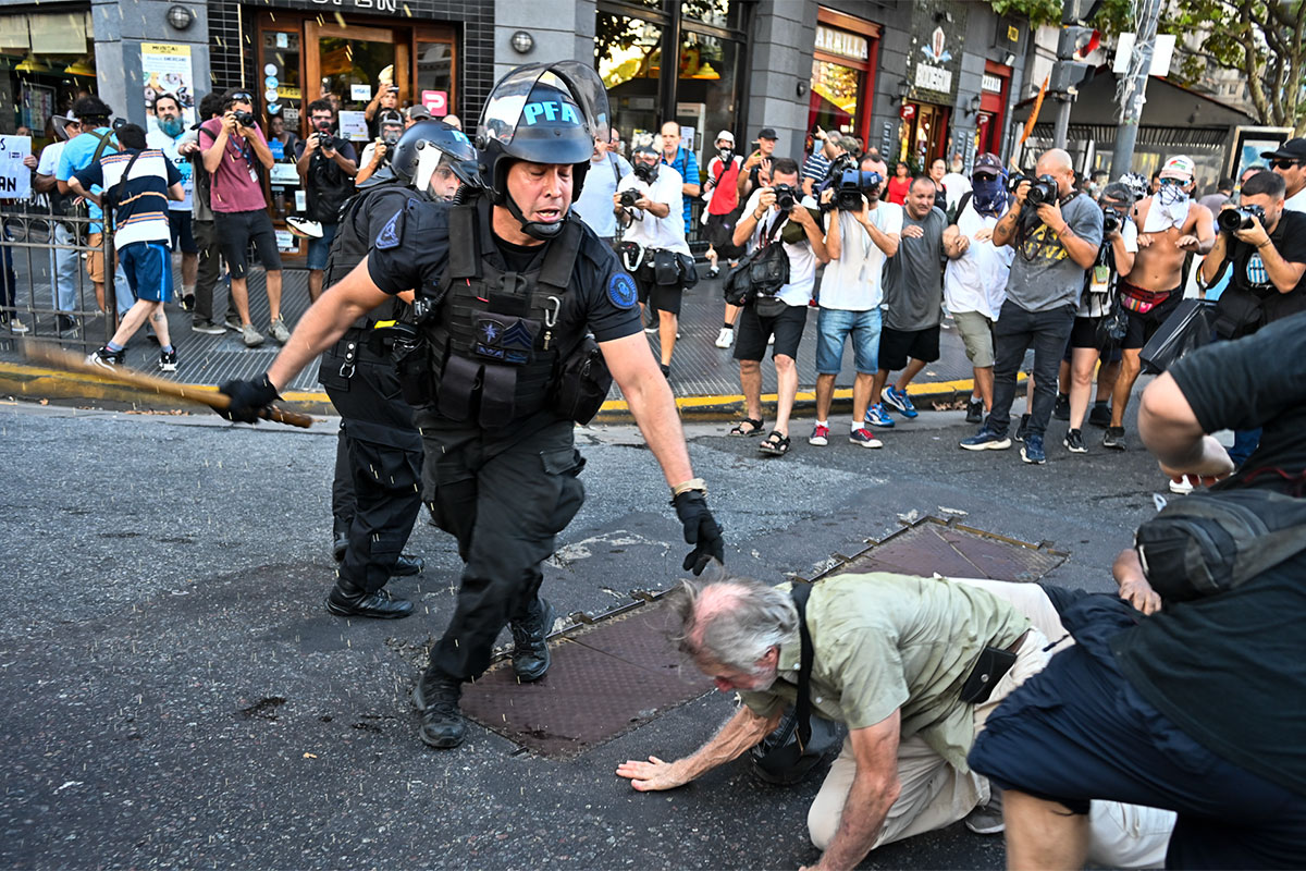 Me causa gracia la foto que usa Bullrich (sin autor/sin fecha) para defender su protocolo. 
Podría haber usado estas de Damián Dopacio y <a href="/gustavomolfino/">gustavo molfino</a>  u otras cientos tomadas que muestran la verdadera aplicación de su protocolo. 
CABA, fotos tomadas en mayo y marzo 2025