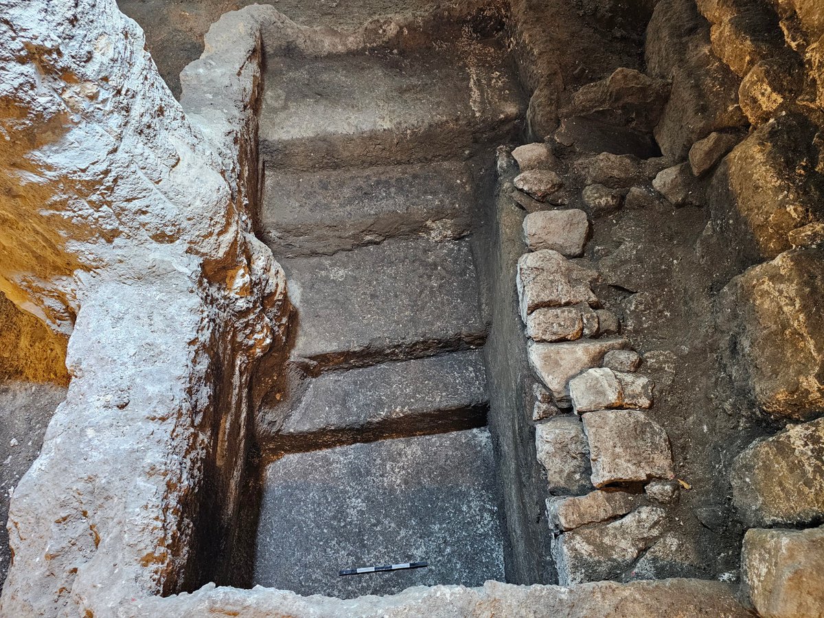 Un mikveh (bagno rituale di purificazione) dell'epoca del Secondo Tempio è stato scoperto negli scavi archeologici sotto la Piazza del Muro del Pianto a #Gerusalemme. 
A mikveh (ritual purification bath) from the Second Temple period was discovered beneath the Western Wall Plaza.