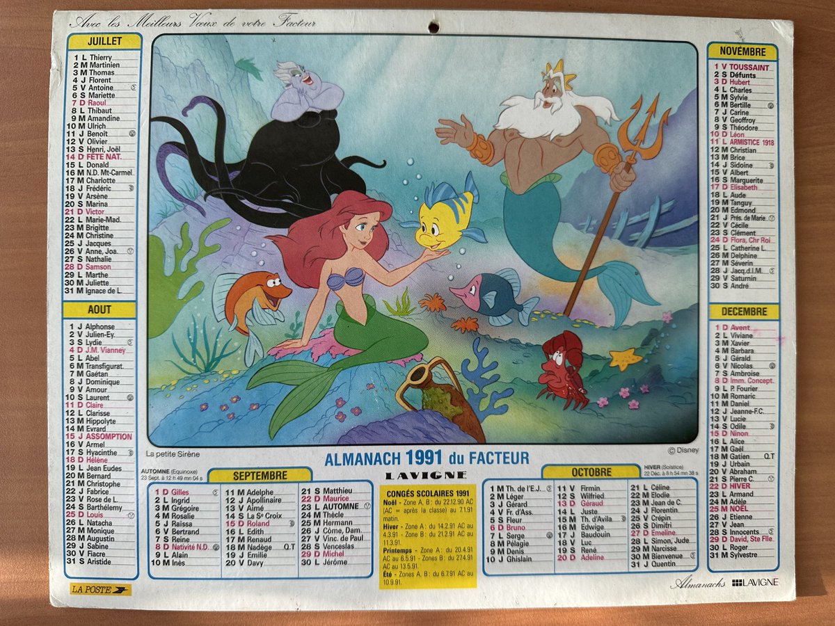 Vieux calendrier retrouvé par hasard.
Quand j’étais enfant, le facteur passait à la maison pour vendre ses calendriers… et partager un verre de rouge.
Aujourd’hui, ça semblerait presque irréel.
#LaPoste