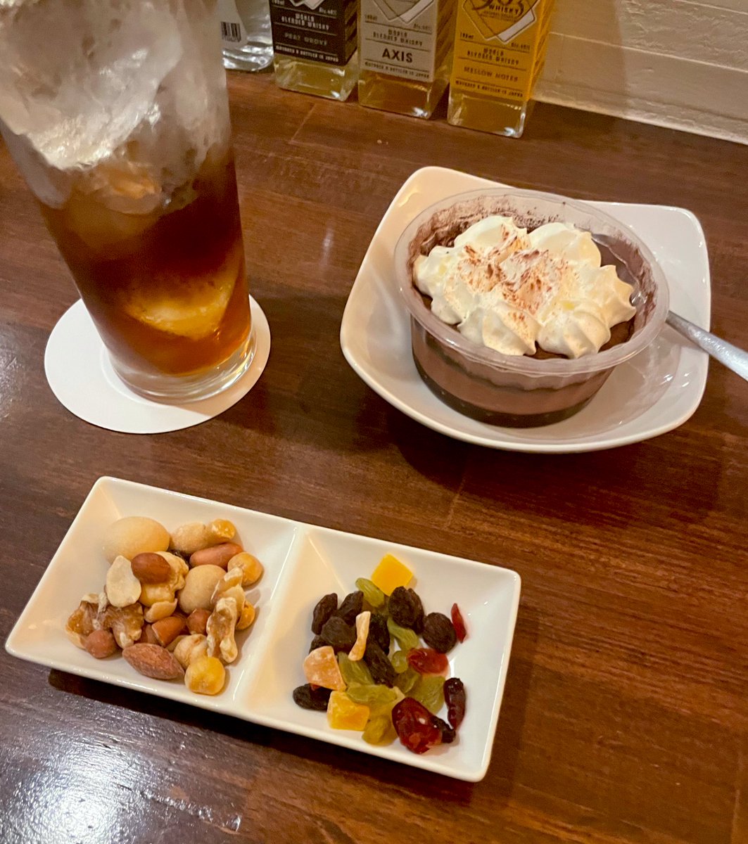 dark19751000's tweet photo. BAR88さんにて🍸
ノンアルの…
マリブコーク
グリーンバナナトニック
ブルーキュラソーミルク
チョコトリュフ
頂きました♪
息子と✨
美味しいカクテルと
マスターと店の雰囲気が好きです♪
来年もよろしくです✨
いつもごちそうさま🙏
#BAR88 https://t.co/8qm8PfkHJ7